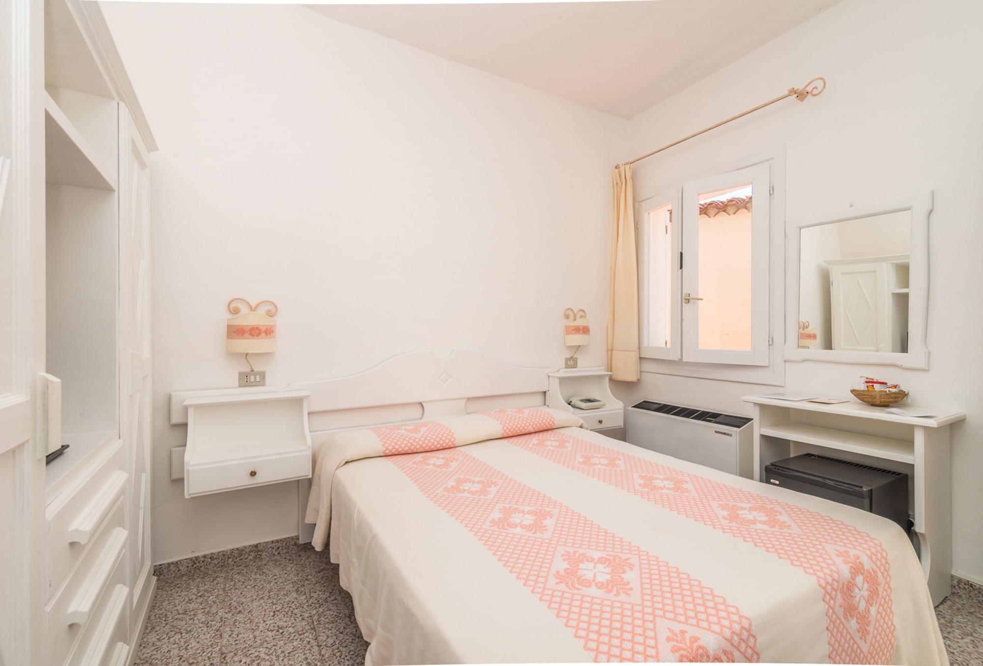 Hotel 3 Botti Бая Сардиния Екстериор снимка