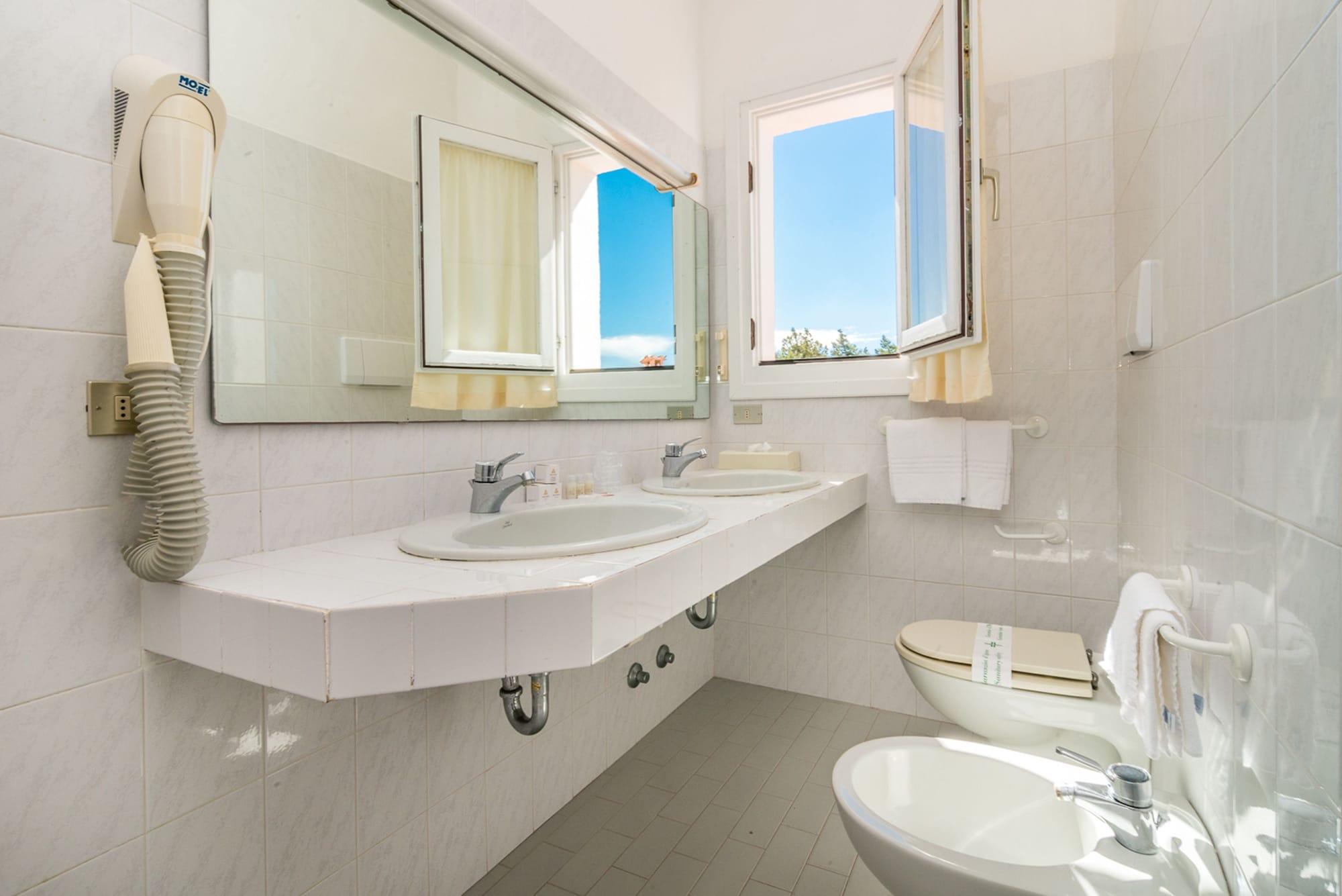 Hotel 3 Botti Бая Сардиния Екстериор снимка