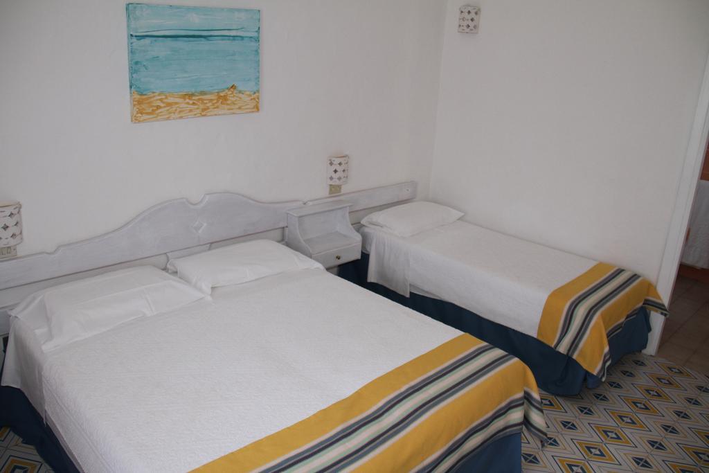 Hotel 3 Botti Бая Сардиния Екстериор снимка